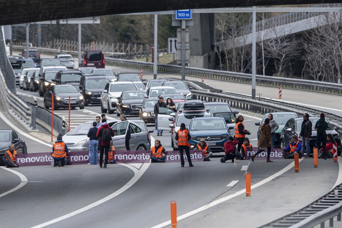 Aktivisten von "Renovate Switzerland" protestieren vor dem Gotthard Tunnel bei Goeschenen im Kanton Uri, weahrend dem der Oster Reiseverkehr vor dem Gotthard Nordportal auf ueber ??? KM ange ...
