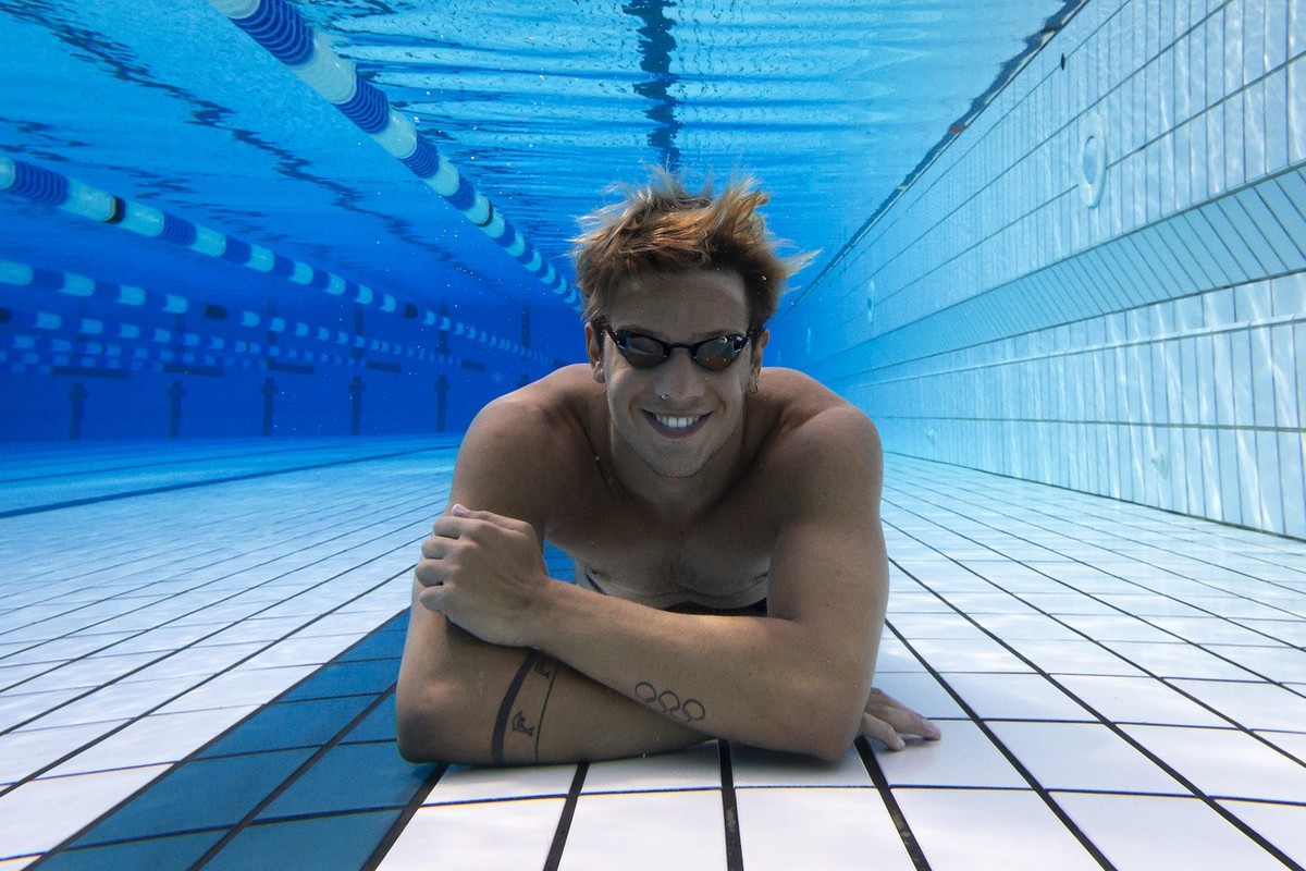 Le nageur suisse Noe Ponti, medaille olympique de bronze lors du 100m papillon a Tokyo en 2020, prend la pose pour le photographe apres un entrainement de natation, ce jeudi 6 juin 2024 au centre spor ...