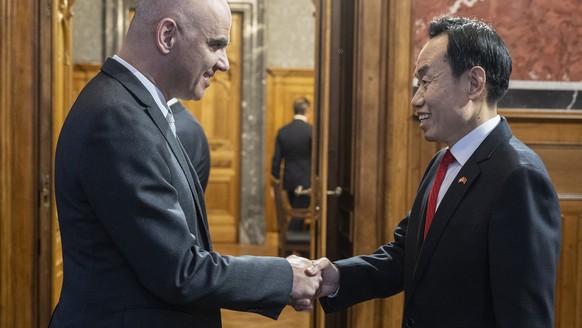 Bundespraesident Alain Berset, Mitte, und Vizebundespraesidentin Viola Amherd, links, begruessen Shiting Wang, Botschafter China bei der Ueberbringung der Neujahrsgruesse durch das Diplomatische Corps ...
