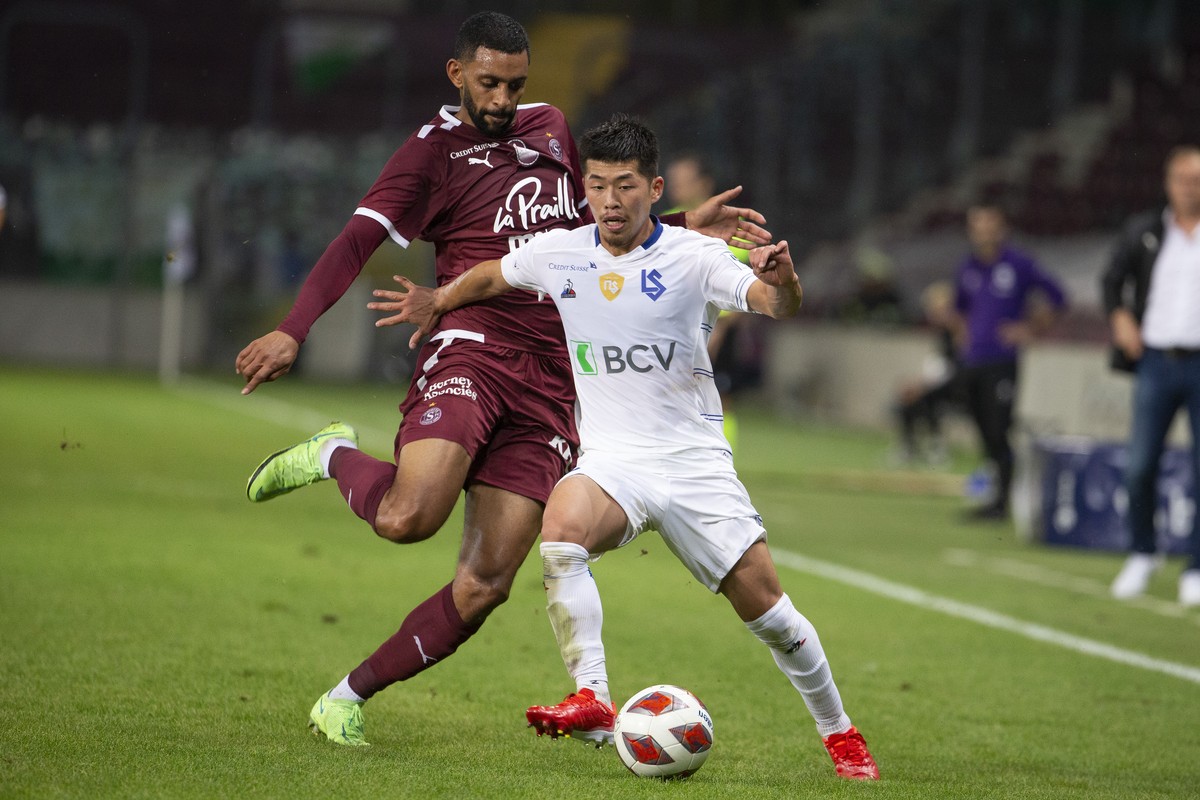 Servette's forward Ronny Rodelin, left, fights for the ball with Lausanne's midfielder Toichi Suzuki, right, during the Super League soccer match of Swiss Championship between Servette FC an ...