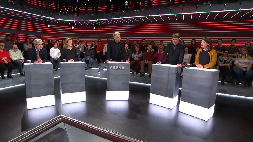 Studiogäste Markus Somm, Christa Markwalder, Patrick Walder und Mattea Meyer mit Moderator Sandro Brotz in der Iran-«Arena» am Freitagabend.