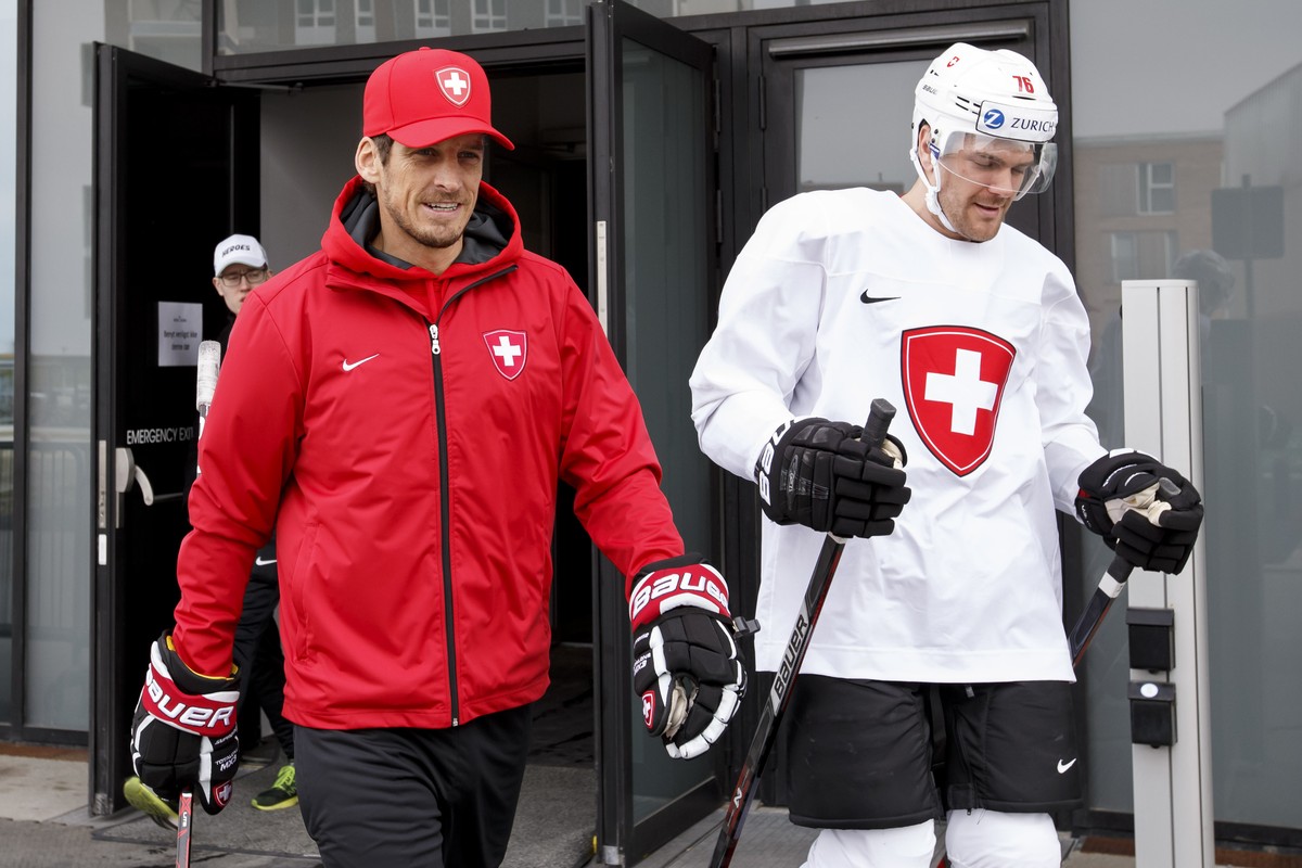 Patrick Fischer, left, head coach of Switzerland national ice hockey team, and Switzerland's defender Joel Genazzi, right, arrive for a training session, at the IIHF 2018 World Championship at th ...
