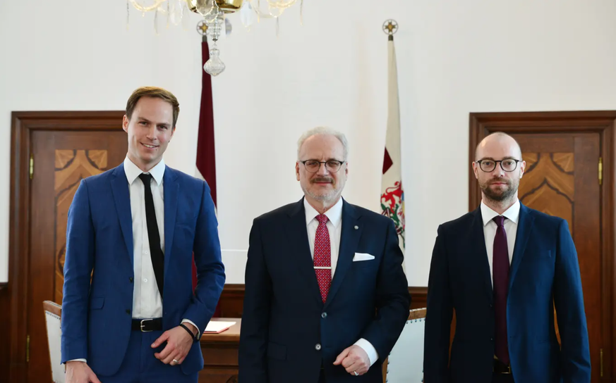 Der lettische Präsident Egils Levits (Mitte) mit den CH Media Auslandredaktoren Samuel Schumacher (links) und Fabian Hock.