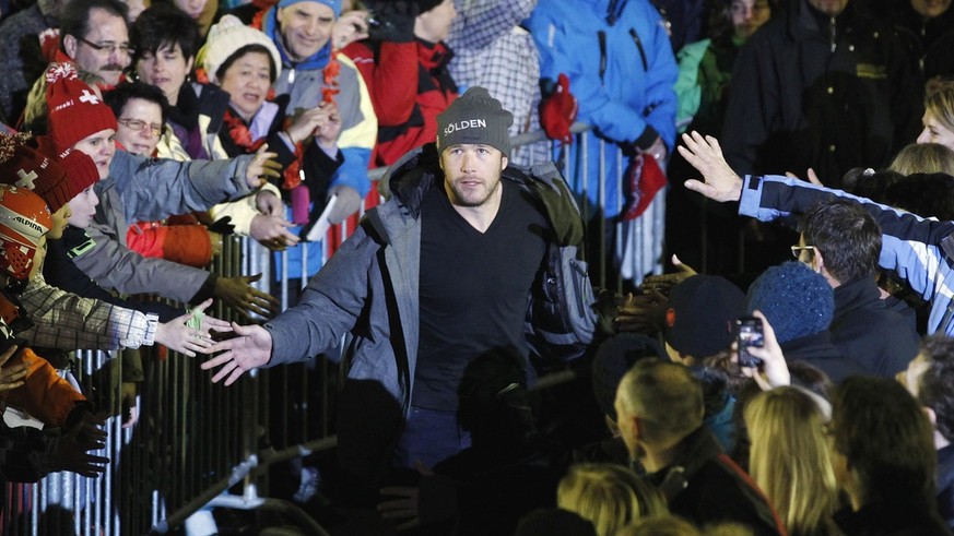 Bode Miller of USA arrives for the start number draw for the Super Combined race at the FIS Ski World Cup at the Lauberhorn in Wengen, Switzerland, Thursday, January 13, 2011. (KEYSTONE/Peter Klaunzer ...