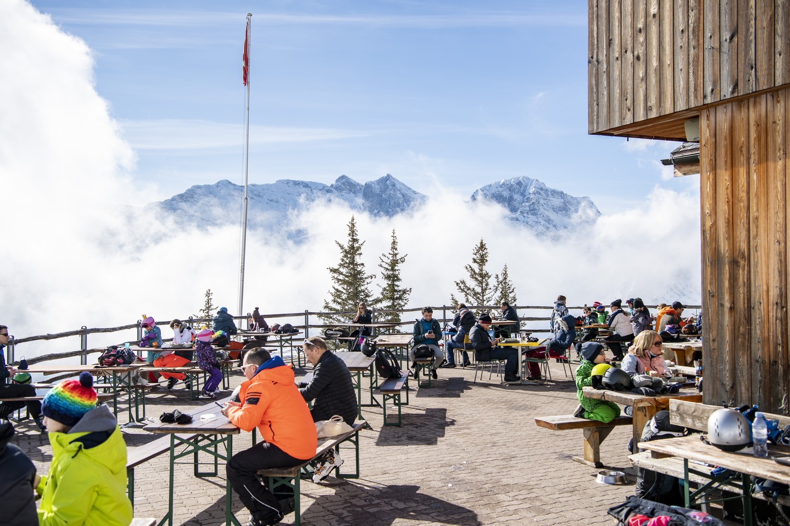 Die Terrasse des Berg Restaurants Brunnihuette im Brunni Skigebiet oberhalb von Engelberg im Kanton Obwalden, am Mittwoch, 17. Februar 2021. Zurzeit duerfen das Essen und die Getraenke, die per Take A ...