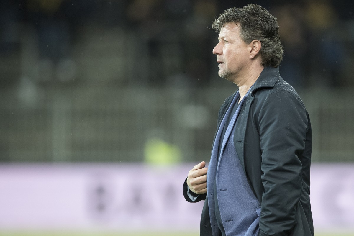 ARCHIV - ZUR MELDUNG DASS JEFF SAIBENE DEN FC THUN VERLAESST STELLEN WIR IHNEN DIESES ARCHIVBILD ZUR VERFUEGUNG - Thuns Coach Jeff Saibene, im Fussball Meisterschaftsspiel der Super League, zwischen d ...