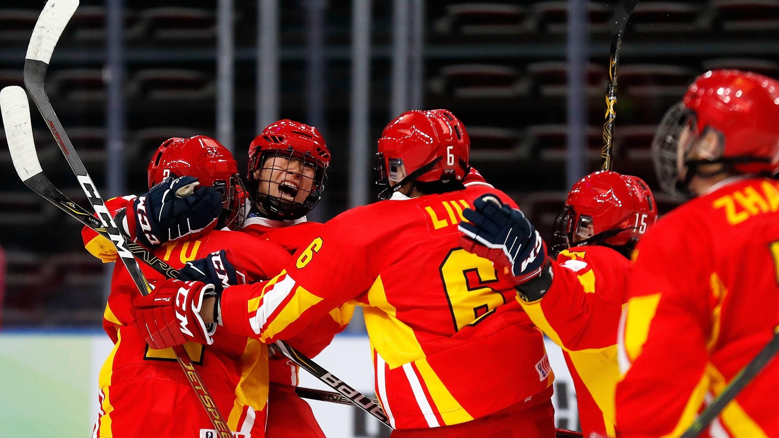 (190410) -- BEIJING, April 10, 2019 (Xinhua) -- Players of China celebrate the third goal during the 2019 IIHF Ice hockey Eishockey Women s World Championship WM Weltmeisterschaft Division I Group B m ...