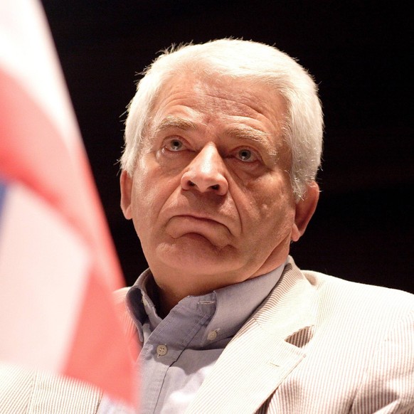 Bildnummer: 01660771 Datum: 10.08.2005 Copyright: imago/Martin Hoffmann
Boris Spasski (Russland); Spasski, Vdig, quer, Fahne, Fahnen, Flagge, Flaggen, Fanfahne, Fanfahnen, Nationalflagge Chess Classi ...