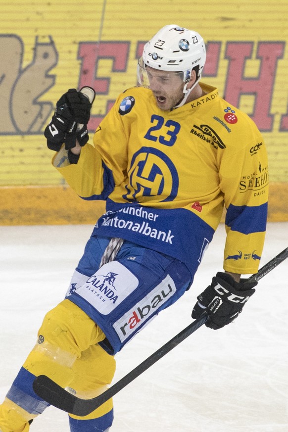 Der Davoser Samuel Walser feiert das 1:1 beim dritten Eishockey Playoff Halbfinalspiel der National League A zwischen dem EV Zug und dem HC Davos am Samstag, 25. Maerz 2017, in Zug. (KEYSTONE/Urs Flue ...