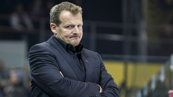 Kloten&#039;s Head coach Kevin Schlaepfer reacts, during a National League regular season game of the Swiss Championship between Geneve-Servette HC and EHC Kloten, at the ice stadium Les Vernets, in G ...
