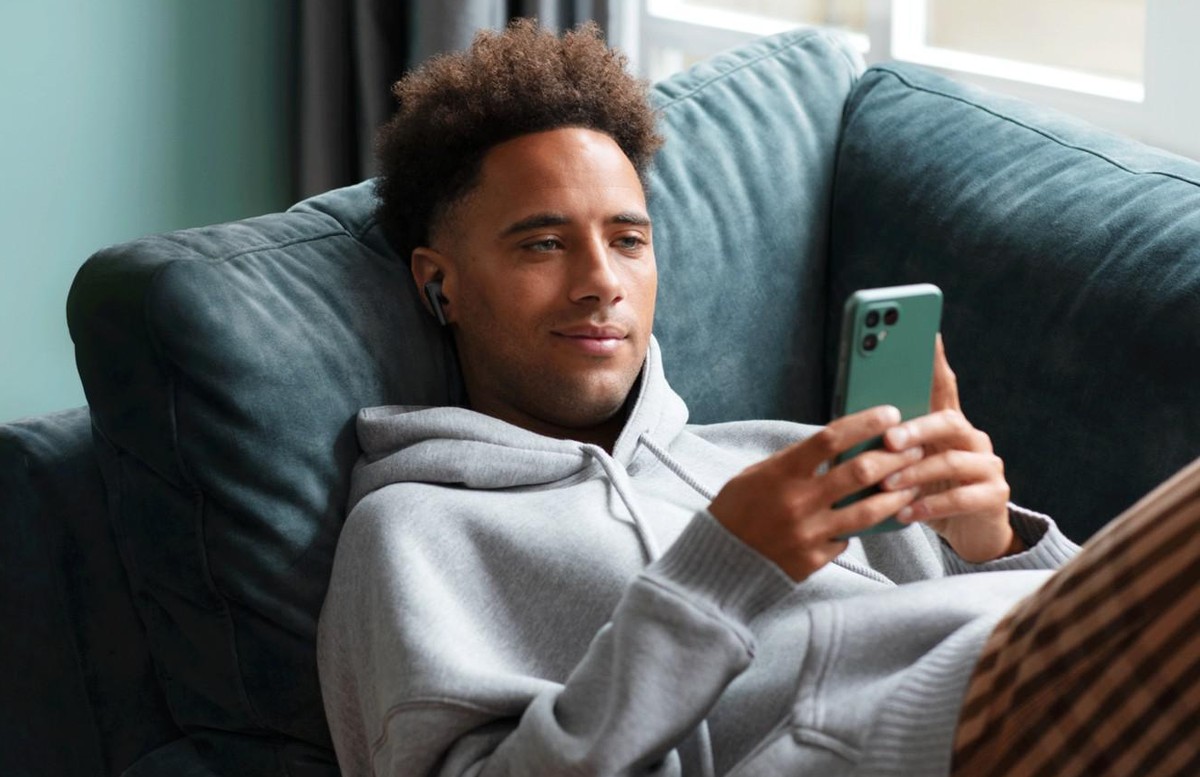 Das Fairphone 4 mit den neuen Fairphone True-Wireless-Kopfhörern.