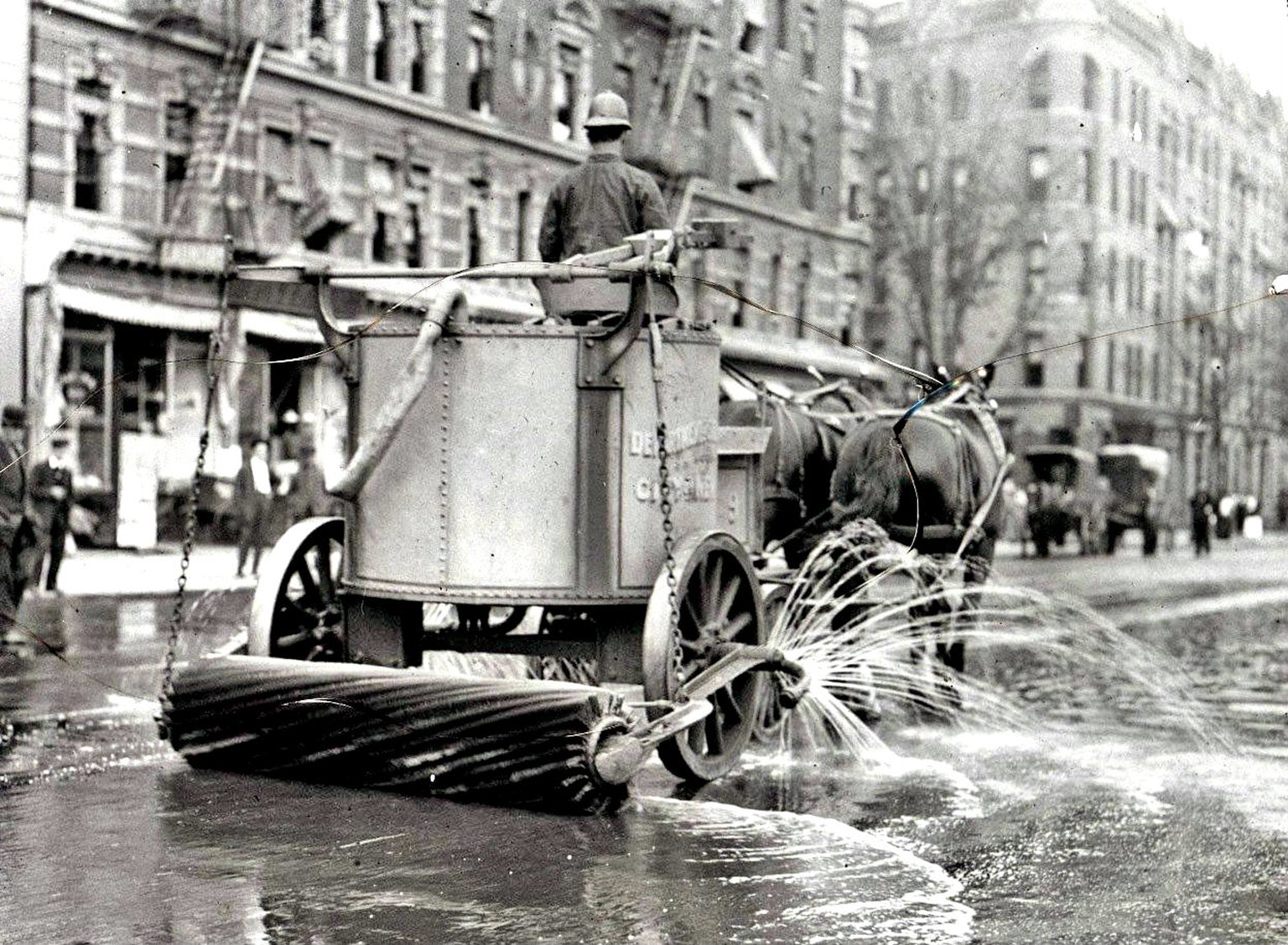 Eine Strassenreinigungskutsche in New York, ca. 1910.