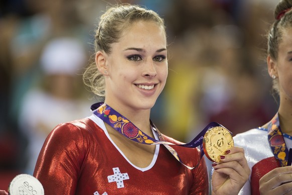 Strahlend präsentiert Steingruber ihr Sprung-Gold.