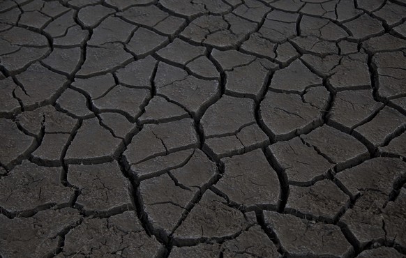 Water recedes due to a drought leaving the dry bed of the Hampaturi reservoir exposed in the outskirts of La Paz, Bolivia, Wednesday, Nov. 16, 2016. Bolivia&#039;s President Evo Morales asks for forgi ...