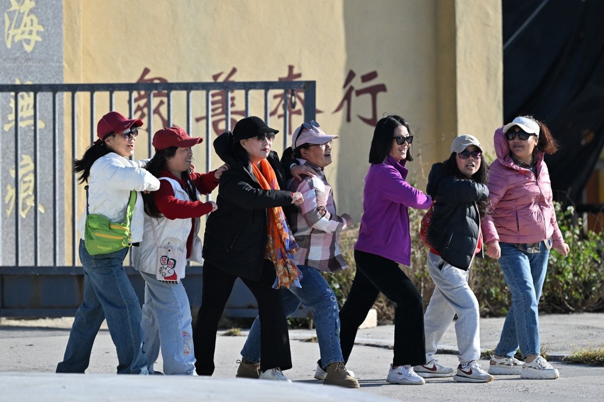 Des visiteurs posent pour des photos sur l'île de Pingtan, le point le plus proche de Taïwan, dans la province du Fujian, dans l'est de la Chine, le 30 décembre 2025.