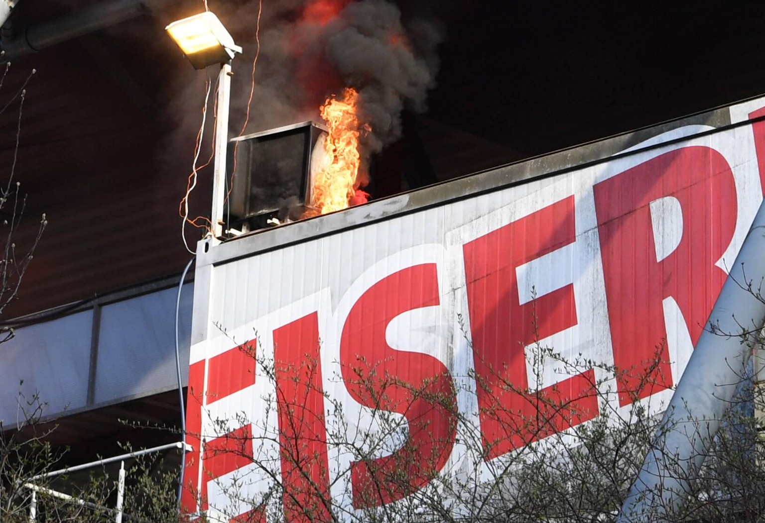 Aufgrund von Feuerwerkskörpern brach an der alten Försterei ein kleiner Brand aus.