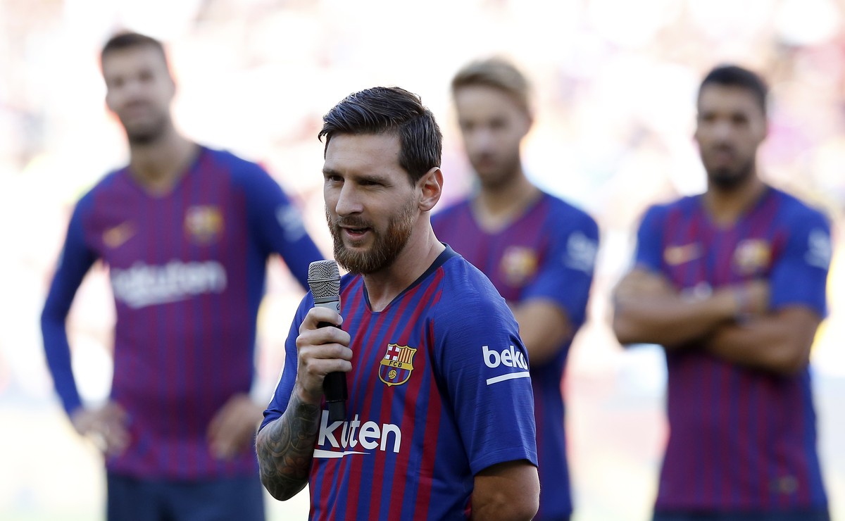 FC Barcelona's Lionel Messi talks to the crowd ahead of the Joan Gamper trophy friendly soccer match between FC Barcelona and Boca Juniors at the Camp Nou stadium in Barcelona, Spain, Wednesday,  ...