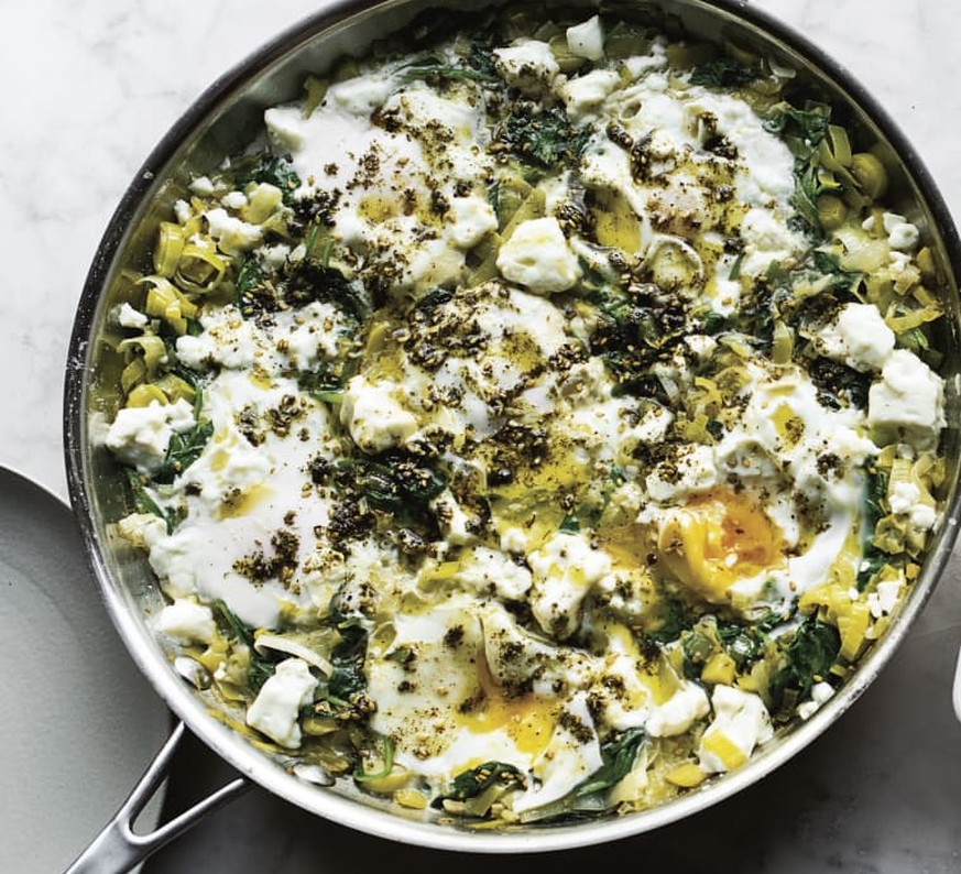 Ottolenghi&#039;s Braised Eggs with Leek and Za&#039;atar geschworte eier mit lauch und za&#039;atar essen food kochen vegetarisch https://thehappyfoodie.co.uk/recipes/braised-eggs-with-leek-and-zaata ...