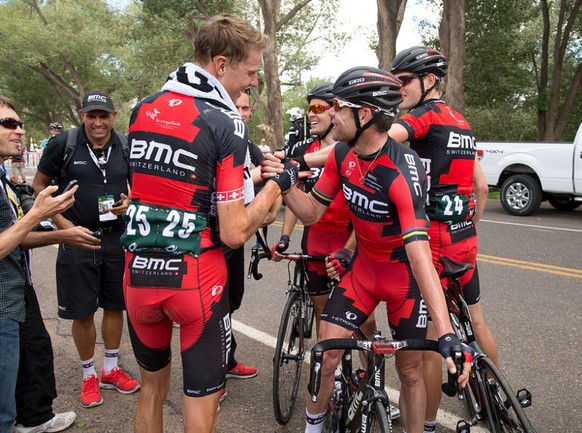 Glückwunsch vom Chef: Ex-Weltmeister Cadel Evans gratuliert Schär zu dessen Husarenritt.