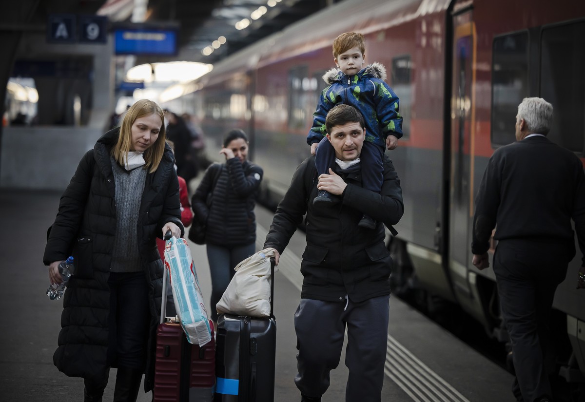 A family with a child from Ukraine arrive by train at Zurich's central station, following Russia's invasion of Ukraine, in Zurich, Switzerland on March 9, 2022. (KEYSTONE/Michael Buholzer)