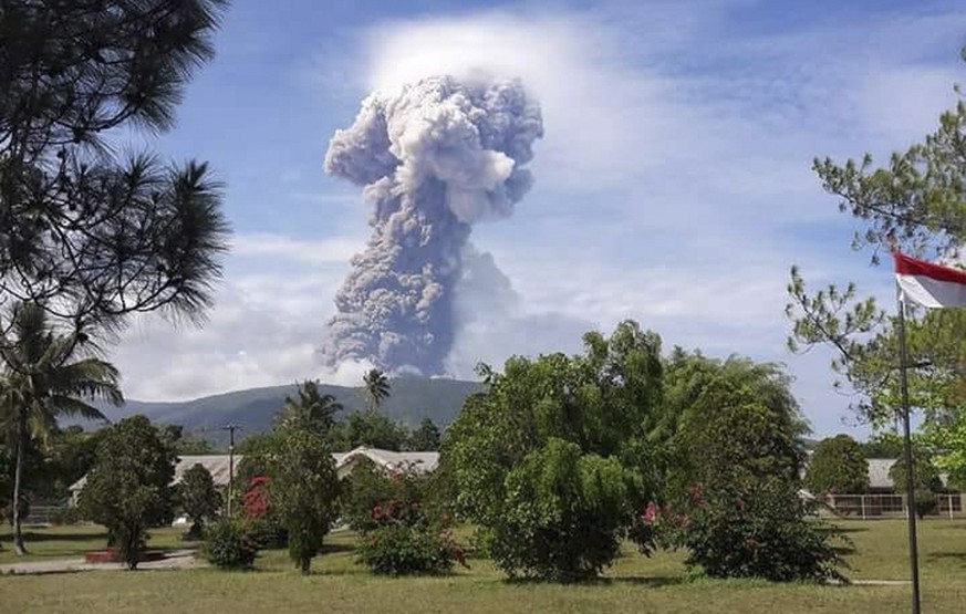 epa07065321 A handout photo made available by The National Agency for Disaster Management, abbreviated as BNPB, shows Mount Soputan as it spews hot ash in Minahasa, North Sulawesi, Indonesia, 03 Octob ...