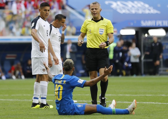 epa06830401 Dutch referee Bjorn Kuipers speaks to Neymar of Brazil during the FIFA World Cup 2018 group E preliminary round soccer match between Brazil and Costa Rica in St.Petersburg, Russia, 22 June ...