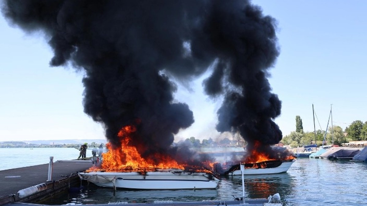 Vier-Boote-brennen-im-Hafen-von-Zug-komplett-aus