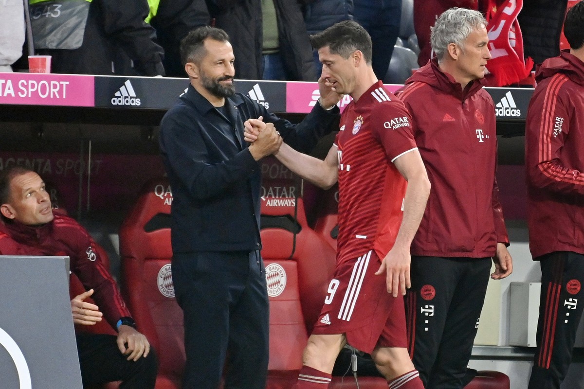 Hasan SALIHAMIDZIC (Sportvorstand Bayern Muenchen) mit Robert LEWANDOWSKI (Bayern Muenchen) nach Auswechslung. Deutscher Meister,Meisterschaft. Fussball 1. Bundesliga Saison 2021/2022, 31.Spieltag, Sp ...