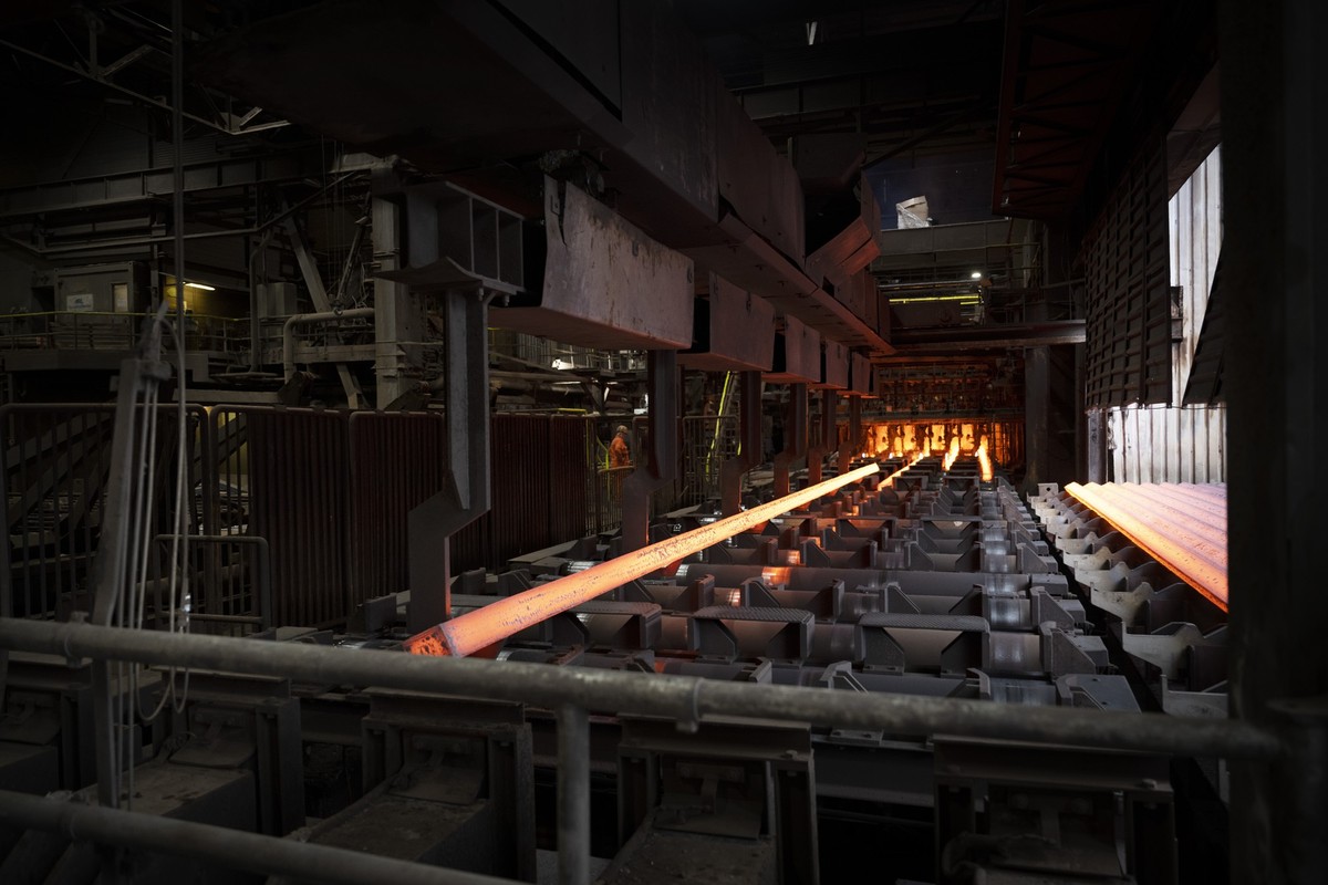 Gluehender Stahl wird durch Maschinen gewalzt in der Produktionsstaette der Stahl Gerlafingen AG in Gerlafingen im Kanton Solothurn, Schweiz, fotografiert am Montag, 18. September 2023. Die Schweizer  ...