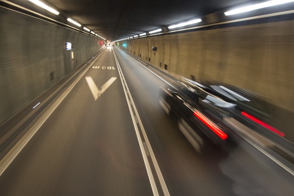 ARCHIV - ZUM KAMPAGNENSTART ZUR ABSTIMMUNG AM 28. FEBRUAR 2016, DURCH BUNDESRAETIN DORIS LEUTHARD STELLEN WIR IHNEN FOLGENDES ARCHIVBILD ZUR VERFUEGUNG. - Ein Auto faehrt im Gotthardtunnel, fotografie ...