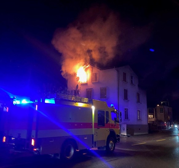 Am Samstagabend (25.11.2023) ging kurz vor 19 Uhr bei der Notrufzentrale von Schutz und Rettung Zürich die Meldung ein, dass es in einem Mehrfamilienhaus an der Zürcherstrasse brennt.
