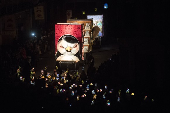 Mit dem Morgenstreich hat um vier Uhr unter dem Motto «D Boscht goot ab» die Basler Fasnacht 2018 begonnen. In der verdunkelten Innenstadt standen tausende Schaulustige und verfolgten das Spektakel von Fasnachtslaternen und Trommel- und Piccolomärschen.