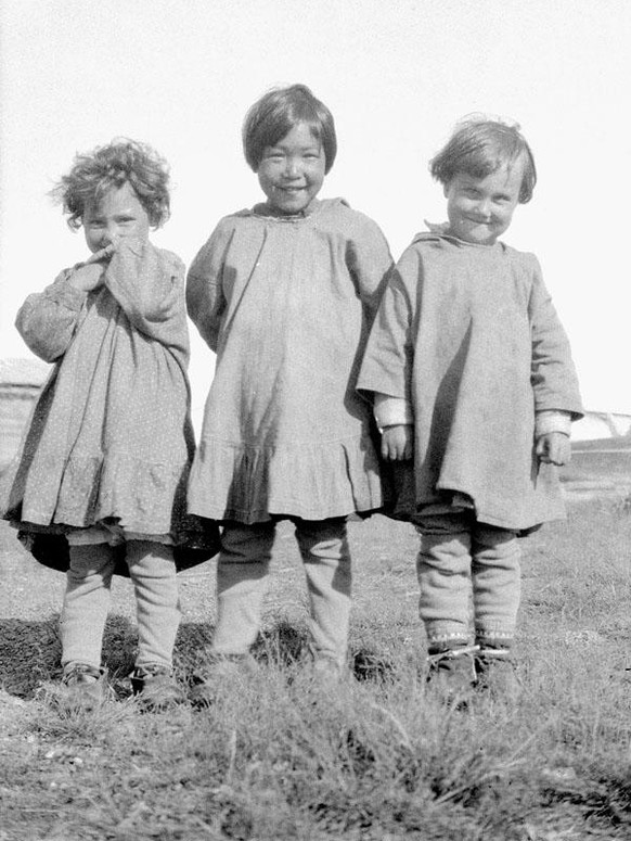 Schülerinnen der All Saints Residential School, zwei Métis- und ein Inuit-Mädchen, Shingle Point, Provinz Yukon, 1930.