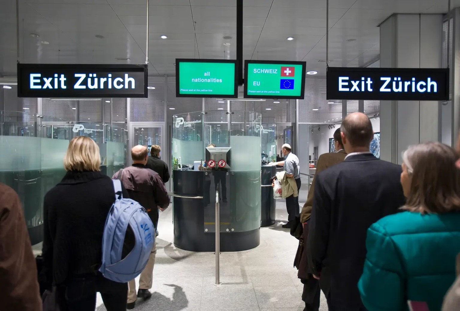 Wer nicht aus dem Schengen-Raum kommt, braucht künftig mehr Geduld: Einreise am Flughafen Zürich.