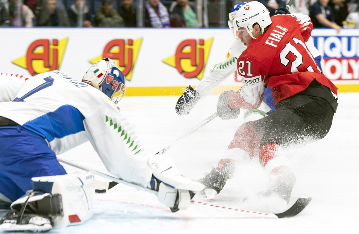 epa07562034 Switzerland's Kevin Fiala (R) scores the 1-0 against Italy's goalkeeper Andreas Bernard during the IIHF 2019 World Ice Hockey Championships group B match between Switzerland and  ...