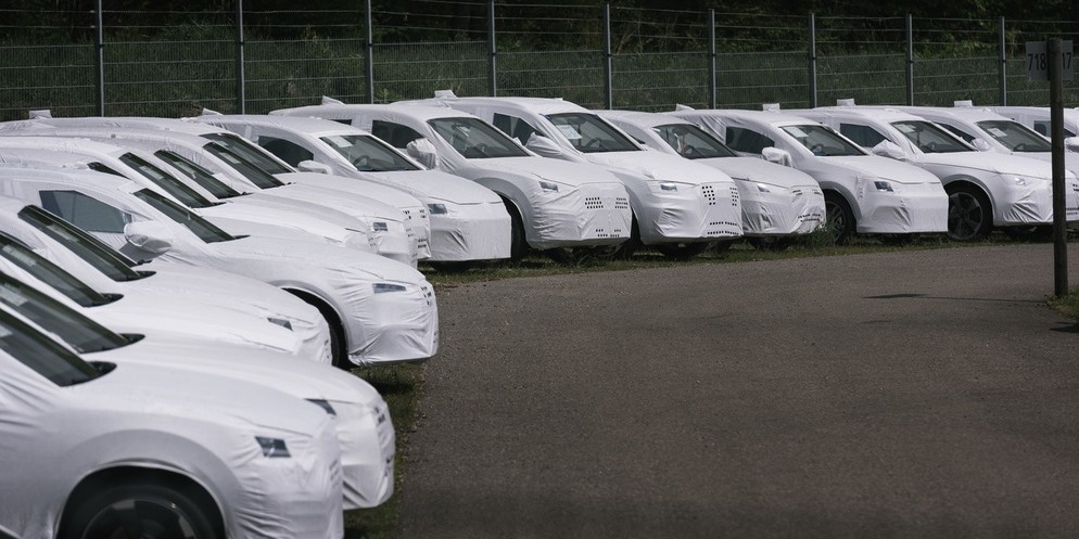 Autohändler rechnen mit einer Beruhigung der Liefersituation: Neuwagen bei Amag in Lupfig 2017.