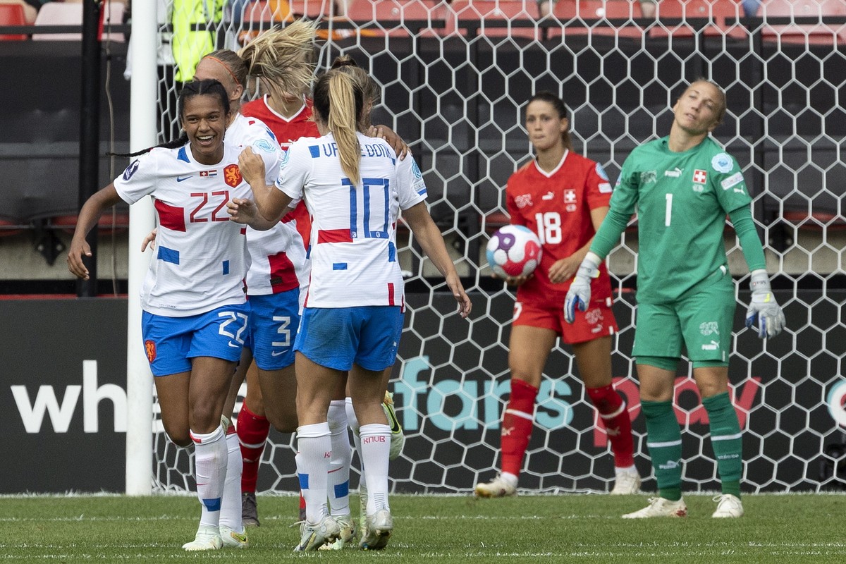 epa10076361 Netherlands' players celebrate their goal after scoring the 4-1 during the UEFA Women's EURO 2022 group C preliminary round soccer match between Switzerland and Netherlands, at t ...