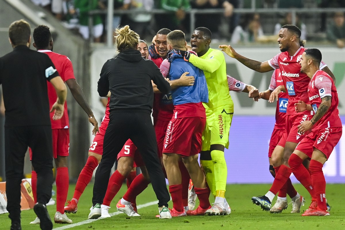 Sion bejubelt das 1-1 durch Sions Guillaume Hoarau im Fussball Super League Spiel zwischen dem FC St. Gallen und dem FC Sion, am Samstag, 21. August 2021, im Kybunpark in St. Gallen. (KEYSTONE/Gian Eh ...