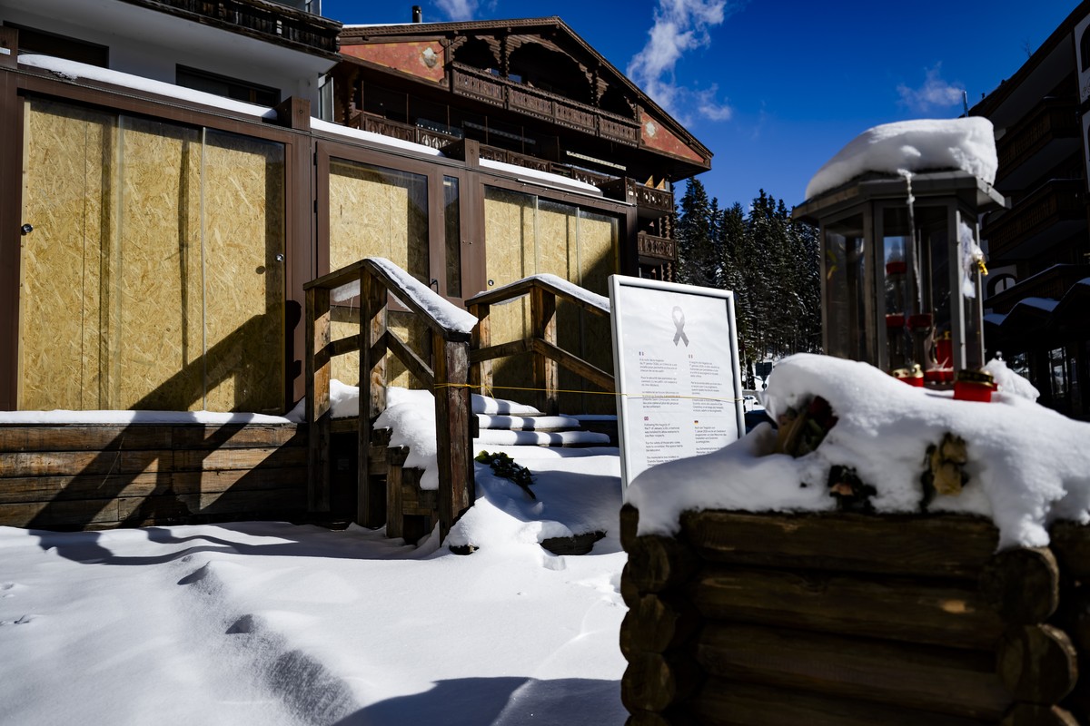 KEYPIX - Snow covers the entrance to the "Le Constellation" bar, three months after the tragedy, in Crans-Montana, Switzerland, Wednesday, April 1, 2026. (KEYSTONE/Jean-Christophe Bott)