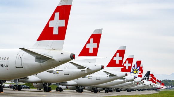 ARCHIV - SWISS-PILOTEN LEHNEN AUFGEBESSERTES GAV-ANGEBOT AB. ES DROHNT NUN EIN STREIK - Grounded &quot;Swiss&quot; and &quot;Edelweiss&quot; airline airplane are pictured at the military airfield of D ...