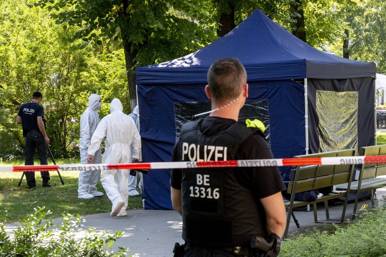 ARCHIV - 23.08.2019, Berlin: Beamte der Spurensicherung sichern in einem Faltpavillon Spuren an einem Tatort im kleinen Tiergarten. Das Berliner Kammergericht will sein Urteil im sogenannten Tiergarte ...