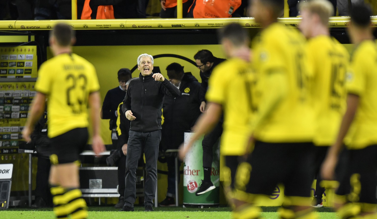 Dortmund&#039;s head coach Lucien Favre reacts to his team during the German Bundesliga soccer match between Borussia Dortmund and VfL Wolfsburg in Dortmund, Germany, Saturday Nov. 2, 2019. (AP Photo/ ...