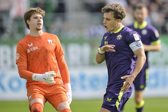 Lindrit Kamberi (FCZ) reagiert neben Torhueter Silas Huber (FCZ) im Fussball Meisterschaftsspiel der Swiss Super League zwischen dem FC St. Gallen (FCSG) und dem FC Zuerich (FCZ), am Montag, 6. April  ...