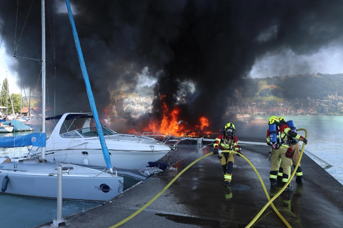 Bateaux ravagés par les flammes dans le port de Zoug