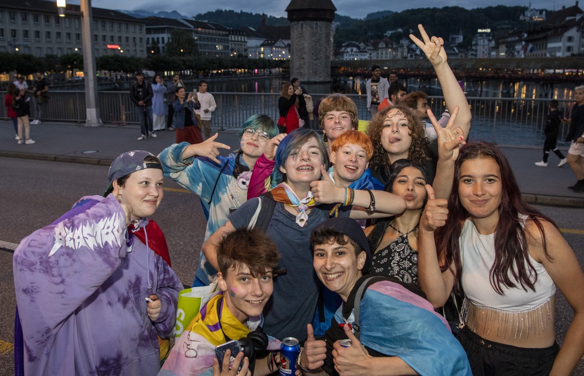 Mehrere Hundert Teilnehmerinnen und Teilnehmer Demonstrienen auf den Strassen von Luzern anlaesslich der Pride Zentralschweiz, am Samstag, 26. August 2023 in Luzern. (KEYSTONE/Urs Flueeler).