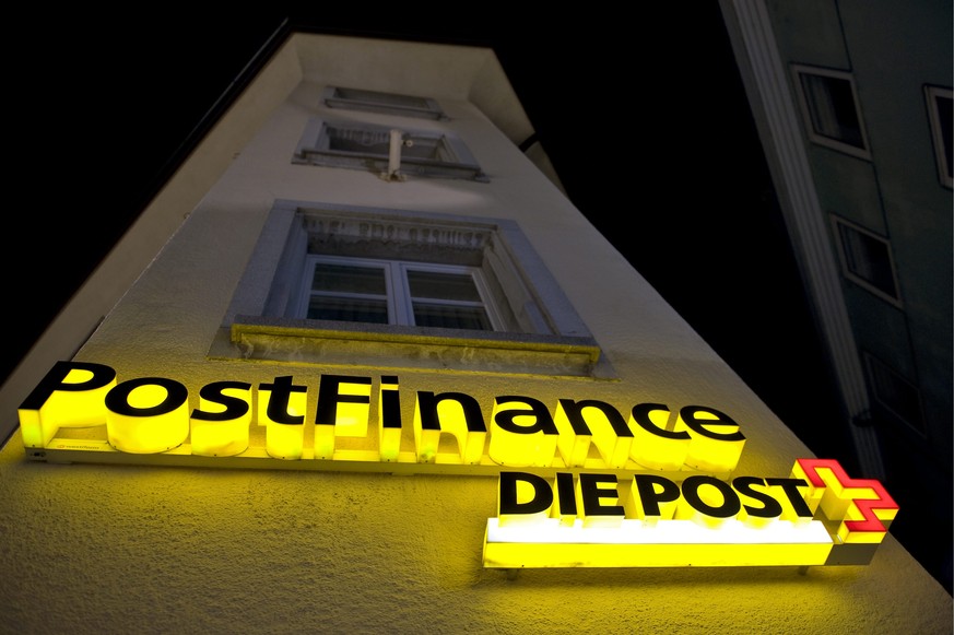 ZUR MELDUNG, DASS DIE POSTFINANCE EINE SYSTEMRELEVANTE BANK GEWORDEN IST, STELLEN WIR IHNEN FOLGENDES THEMENBILD ZUR VERFUEGUNG - Ein PostFinance Logo haengt am Dienstag, 24. Februar 2009, an einer Po ...