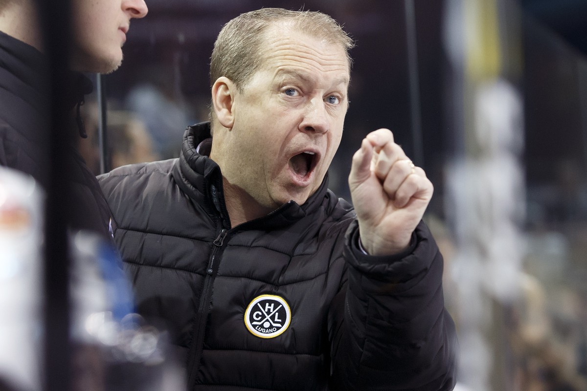 The new Lugano's Head coach Greg Ireland talks to his players, during the game of National League A (NLA) Swiss Championship between Geneve-Servette HC and HC Lugano, at the ice stadium Les Verne ...