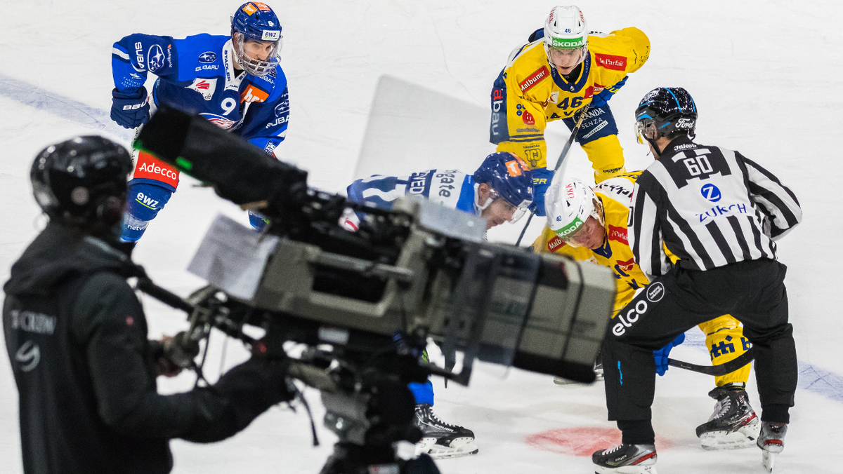 Zürich, Schweiz - 25. Februar 2022: Während dem Anspiel in der neutralen Zone filmt ein TV-Kameramann eine Szene auf der Spielerbank des HC Davos. Eishockey *** Zurich, Switzerland 25 February 2022 Du ...