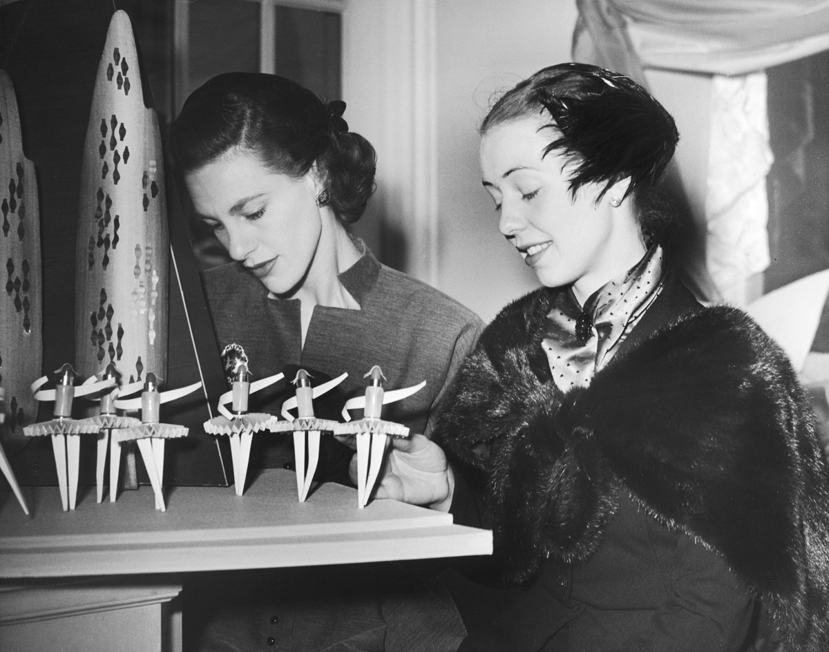 Ballet dancers Pauline Clayden (left) and Nadia Nerina examining a range of lipsticks in miniature ballerina packaging, during a shopping trip in Bond Street, London, 13th October 1952.
(Photo by Har ...