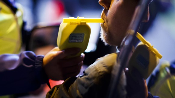 Vorsicht beim Alkoholtrinken und Autofahren über die Festtage: Insgesamt ist es im letzten Jahr zu 24 tödlichen Unfälle wegen Alkohol am Steuer gekommen. (Symbolbild)